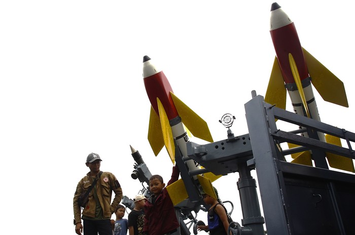 Keramaian Warga pada Pameran Alutsista TNI di Monas Warga antusias melihat berbagai persenjataan alat utama sistem pertahanan (alutsista) saat TNI Fair di Monas, Jakarta, Sabtu (20/9/2025). Tiga matra TNI yakni TNI AD, TNI AL, dan TNI AU menggelar pameran alutsista beserta stan edukasi yang berlangsung hingga 21 September dalam rangka menyambut HUT ke-80 TNI.