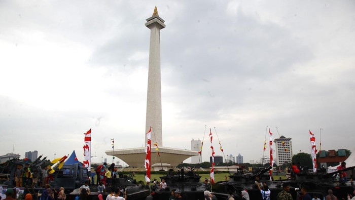 Warga antusias melihat berbagai persenjataan alat utama sistem pertahanan (alutsista) saat TNI Fair di Monas, Jakarta, Sabtu (20/9/2025). Tiga matra TNI yakni TNI AD, TNI AL, dan TNI AU menggelar pameran alutsista beserta stan edukasi yang berlangsung hingga 21 September dalam rangka menyambut HUT ke-80 TNI.