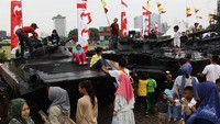 Setiap angkatan menampilkan alutsista yang dimiliki, lengkap dengan anggota yang berjaga di setiap stand untuk memberi penjelasan kepada masyarakat yang hadir.