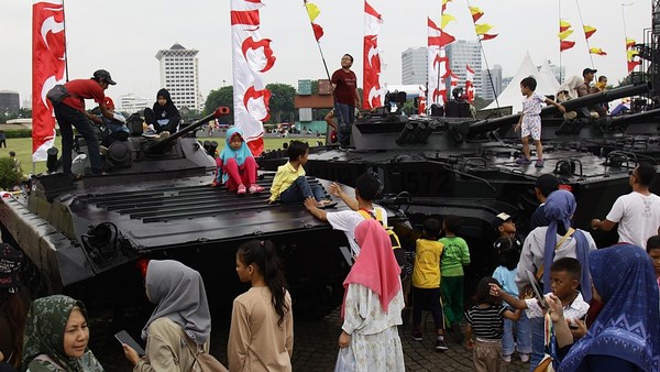 Warga Serbu TNI Fair di Monas, Pameran Alutsista Jadi Magnet