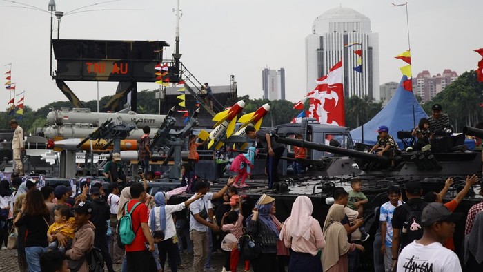 Keramaian Warga pada Pameran Alutsista TNI di Monas Warga antusias melihat berbagai persenjataan alat utama sistem pertahanan (alutsista) saat TNI Fair di Monas, Jakarta, Sabtu (20/9/2025). Tiga matra TNI yakni TNI AD, TNI AL, dan TNI AU menggelar pameran alutsista beserta stan edukasi yang berlangsung hingga 21 September dalam rangka menyambut HUT ke-80 TNI.