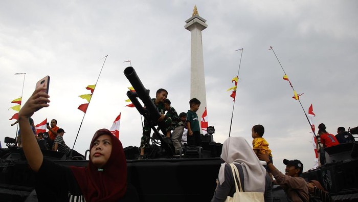 Warga antusias melihat berbagai persenjataan alat utama sistem pertahanan (alutsista) saat TNI Fair di Monas, Jakarta, Sabtu (20/9/2025). Tiga matra TNI yakni TNI AD, TNI AL, dan TNI AU menggelar pameran alutsista beserta stan edukasi yang berlangsung hingga 21 September dalam rangka menyambut HUT ke-80 TNI.