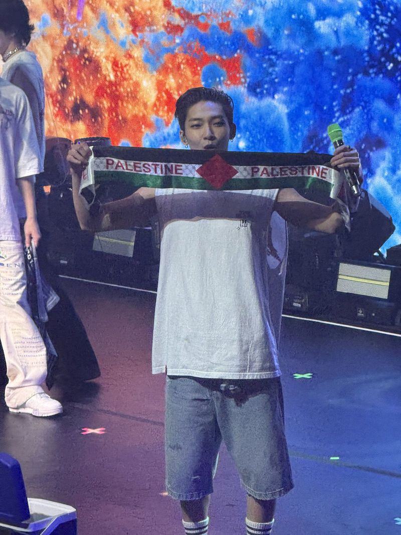 Kevin THE BOYZ Kevin THE BOYZ mengibarkan bendera Palestina di tengah konsernya.