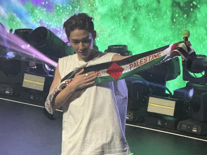 Kevin THE BOYZ mengibarkan bendera Palestina di tengah konsernya.