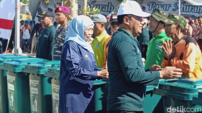 Khofifah Turun ke Sungai Pimpin Aksi Bersih Sampah WCD 2025