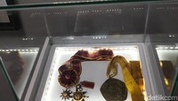 Dua penghargaan yang berbeda yang diperoleh HB Jassin. Yang kiri adalah Bintang Mahaputera, penghargaan dari negara untuk jasa luar biasa dalam sastra dan kebudayaan. Adapun, medali yang kanan merupakan medali Universitas Indonesia, bentuk penghormatan akademik dari institusi tempat HB Jassin berkarya.