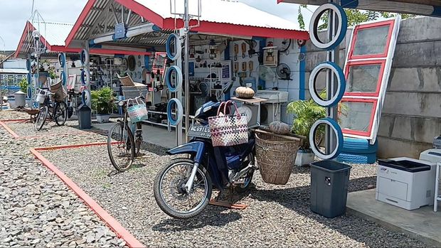 Koleksi kerajinan masyarakat Sumsel di SMK 8 Palembang.