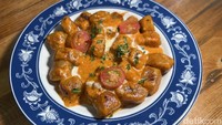 Pasta gnocchi yang mereka tawarkan cukup unik karena berbahan dasar ubi cilembu. Pastanya kenyal dengan rasa yang cenderung manis ubi. Semakin nikmat dimakan bersama saus pesto rosso yang berbahan dasar paprika bakar, tomat, dan basil. Foto: Detikcom / Atiqa Rana
