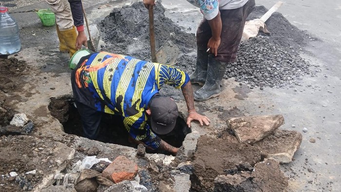 Lubang ambles atau sinkhole kembali muncul di Jalan Muharto, Kota Malang