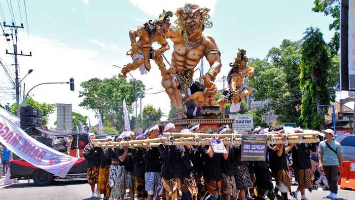 Magelang Ethno Carnival 2025 Peserta mengarak replika makhluk fantasi pada Magelang Ethno Carnival (MEC) 2025 di Kota Magelang, Jawa Tengah, Sabtu (20/9/2025). Karnaval yang mengusung tema Gaungkan Magelang Wujudkan Pesona Nusantara tersebut diikuti 31 kontingen dari Organisasi Perangkat Daerah, BUMD, sekolah, universitas, sanggar seni, dan komunitas masyarakat yang bertujuan untuk meningkatkan kunjungan wisata ke Kota Magelang. ANTARA FOTO/Anis Efizudin/tom.