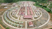 Puskesmas modern hadir untuk melayani kebutuhan kesehatan warga dengan tenaga medis yang siaga. Tersedia juga fasilitas air bersih, saluran pembuangan yang lebih baik, serta rumah ibadah dan balai pertemuan yang menjadi pusat kegiatan sosial. Semua ini memperkuat rasa aman dan nyaman bagi masyarakat.