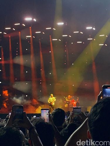 Boyband MUSE tampil dalam konser MUSE Live in Jakarta pada Jumat (19/9/2025) di Pantai Carnaval Ancol, Jakarta Utara.