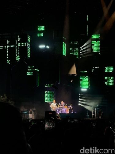 Boyband MUSE tampil dalam konser MUSE Live in Jakarta pada Jumat (19/9/2025) di Pantai Carnaval Ancol, Jakarta Utara.