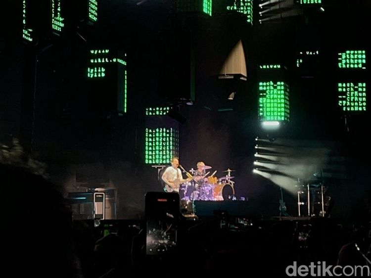 Rezeki Nomplok! MUSE Unggah Ojol yang Nyanyi Starlight di Luar Gerbang Carnaval