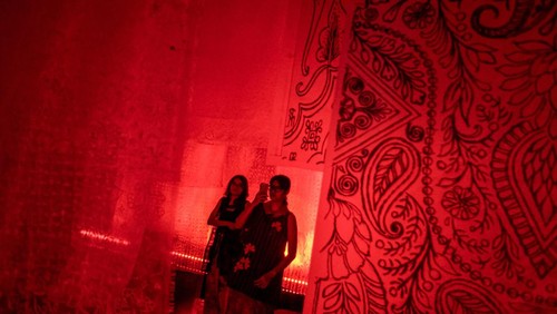 Pengunjung melihat seni instalasi dengan kain batik pada Pameran Batik Instalasi Masa Lalu, Sekarang dan Mendatang di Taman Balekambang, Solo, Jawa Tengah, Sabtu (20/9/2025). Pameran tersebut bertujuan untuk mengajak masyarakat melestarikan kain batik dengan menampilkan perjalanan kain batik sebagai warisan budaya yang telah berinovasi hingga menjadi sumber inspirasi untuk bertransformasi. ANTARA FOTO/Mohammad Ayudha/tom.