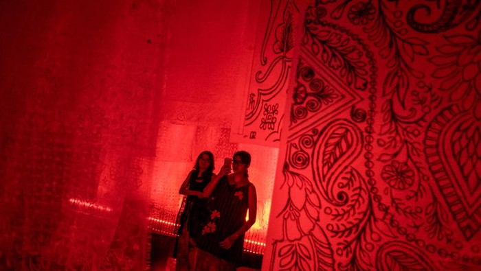 Pengunjung melihat seni instalasi dengan kain batik pada Pameran Batik Instalasi Masa Lalu, Sekarang dan Mendatang di Taman Balekambang, Solo, Jawa Tengah, Sabtu (20/9/2025). Pameran tersebut bertujuan untuk mengajak masyarakat melestarikan kain batik dengan menampilkan perjalanan kain batik sebagai warisan budaya yang telah berinovasi hingga menjadi sumber inspirasi untuk bertransformasi. ANTARA FOTO/Mohammad Ayudha/tom.