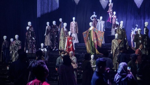 Pengunjung melihat seni instalasi dengan kain batik pada Pameran Batik Instalasi Masa Lalu, Sekarang dan Mendatang di Taman Balekambang, Solo, Jawa Tengah, Sabtu (20/9/2025). Pameran tersebut bertujuan untuk mengajak masyarakat melestarikan kain batik dengan menampilkan perjalanan kain batik sebagai warisan budaya yang telah berinovasi hingga menjadi sumber inspirasi untuk bertransformasi. ANTARA FOTO/Mohammad Ayudha/tom.