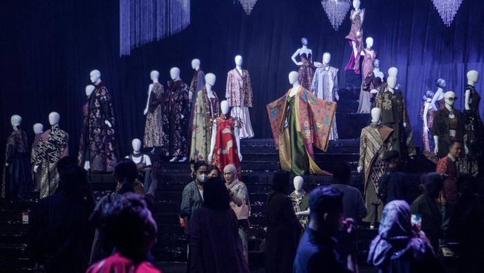 Pengunjung melihat seni instalasi dengan kain batik pada Pameran Batik Instalasi Masa Lalu, Sekarang dan Mendatang di Taman Balekambang, Solo, Jawa Tengah, Sabtu (20/9/2025). Pameran tersebut bertujuan untuk mengajak masyarakat melestarikan kain batik dengan menampilkan perjalanan kain batik sebagai warisan budaya yang telah berinovasi hingga menjadi sumber inspirasi untuk bertransformasi. ANTARA FOTO/Mohammad Ayudha/tom.