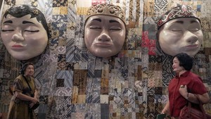 Pengunjung melihat seni instalasi dengan kain batik pada Pameran Batik Instalasi Masa Lalu, Sekarang dan Mendatang di Taman Balekambang, Solo, Jawa Tengah, Sabtu (20/9/2025). Foto: ANTARA FOTO /MOHAMMAD AYUDHA