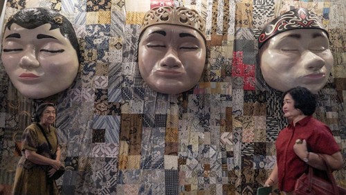 Pengunjung melihat seni instalasi dengan kain batik pada Pameran Batik Instalasi Masa Lalu, Sekarang dan Mendatang di Taman Balekambang, Solo, Jawa Tengah, Sabtu (20/9/2025). Pameran tersebut bertujuan untuk mengajak masyarakat melestarikan kain batik dengan menampilkan perjalanan kain batik sebagai warisan budaya yang telah berinovasi hingga menjadi sumber inspirasi untuk bertransformasi. ANTARA FOTO/Mohammad Ayudha/tom.