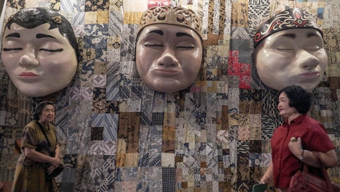 Pengunjung melihat seni instalasi dengan kain batik pada Pameran Batik Instalasi Masa Lalu, Sekarang dan Mendatang di Taman Balekambang, Solo, Jawa Tengah, Sabtu (20/9/2025). Pameran tersebut bertujuan untuk mengajak masyarakat melestarikan kain batik dengan menampilkan perjalanan kain batik sebagai warisan budaya yang telah berinovasi hingga menjadi sumber inspirasi untuk bertransformasi. ANTARA FOTO/Mohammad Ayudha/tom.