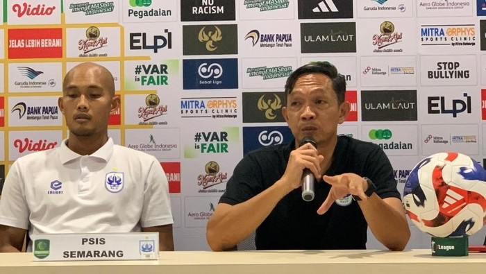 Pelatih PSIS, Kahudi Wahyu dalam sesi jumpa pers usai laga lawan Persipura, Sabtu (20/9/2025).