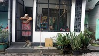 Beberapa warga masih memilih bertahan. Mereka masih menunggu konsinyasi dari Pemerintah Kota Surabaya sebagai ganti rugi rumah mereka yang nantinya akan dibangun flyover.