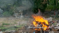 Warga terlihat membakar kadang ayam yang berada di Kampung Tengah Ahmad Yani.