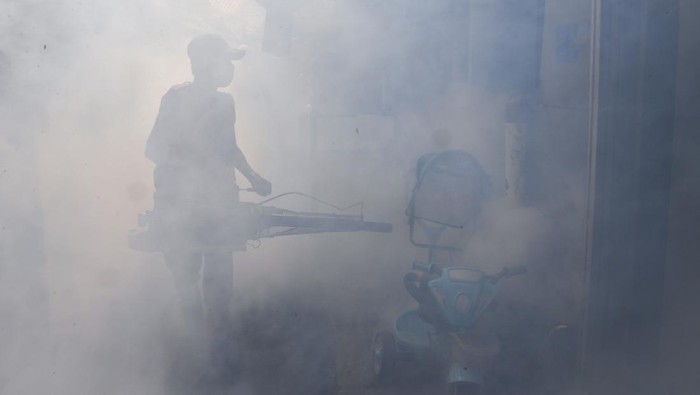 Petugas melakukan pengasapan di permukiman padat penduduk, Jakarta, Sabtu (20/9/2025). Pengasapan di perkampungan padat penduduk itu dilakukan untuk mengendalikan perkembangbiakan nyamuk Aedes aegypti dalam upaya mencegah penyakit demam berdarah dengue (DBD) di Jakarta. ANTARA FOTO/Galih Pradipta/rwa.
