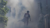 Pengasapan di perkampungan padat penduduk itu dilakukan untuk mengendalikan perkembangbiakan nyamuk Aedes aegypti dalam upaya mencegah penyakit demam berdarah dengue (DBD) di Jakarta. Foto: ANTARA FOTO/GALIH PRADIPTA