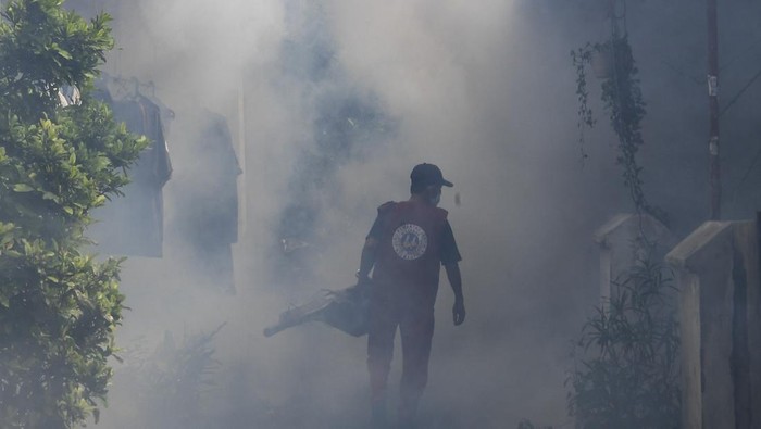 Petugas melakukan pengasapan di permukiman padat penduduk, Jakarta, Sabtu (20/9/2025). Pengasapan di perkampungan padat penduduk itu dilakukan untuk mengendalikan perkembangbiakan nyamuk Aedes aegypti dalam upaya mencegah penyakit demam berdarah dengue (DBD) di Jakarta. ANTARA FOTO/Galih Pradipta/rwa.