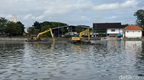 Pengerukan Bendungan Muara Tukad Badung, Sabtu (20/9/2025). (Fabiola Dianira)
