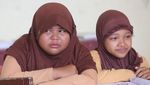 Menangis di Kelas, Siswi SD Paya Baro Hadapi Penutupan Sekolah