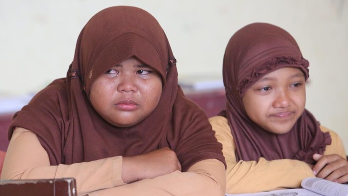 Penutupan tujuh sekolah di Aceh Barat Sejumlah siswi SD Negeri Paya Baro pulang sekolah di Meureubo, Aceh Barat, Aceh, Sabtu (20/9/2025). Dinas Pendidikan dan Kebudayaan (Disdikbud) Kabupaten Aceh Barat akan menutup tujuh sekolah yang terdiri dari SMP Swasta Kubu Capang, SDN Lueng Baro, SDN Lango Trasmigrasi, SDN Krueng Meulaboh, SDN Alpen 1 Meureubo, SDN Paya Baro dan SDN Cot Buloh disebabkan kekurangan siswa atau jumlah siswa yang tidak memenuhi standar. ANTARA FOTO/Syifa Yulinnas/rwa.