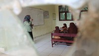 Sejumlah siswi belajar di ruang kelas Sekolah Dasar Negeri Paya Baro, Kecamatan Meureubo, Aceh Barat, Aceh. Sekolah ini jadi satu dari tujuh yang ditutup karena kekurangan murid. Foto: ANTARA FOTO/SYIFA YULINNAS