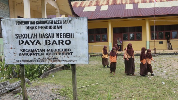 Sejumlah siswi SD Negeri Paya Baro pulang sekolah di Meureubo, Aceh Barat, Aceh, Sabtu (20/9/2025). Dinas Pendidikan dan Kebudayaan (Disdikbud) Kabupaten Aceh Barat akan menutup tujuh sekolah yang terdiri dari SMP Swasta Kubu Capang, SDN Lueng Baro, SDN Lango Trasmigrasi, SDN Krueng Meulaboh, SDN Alpen 1 Meureubo, SDN Paya Baro dan SDN Cot Buloh disebabkan kekurangan siswa atau jumlah siswa yang tidak memenuhi standar. ANTARA FOTO/Syifa Yulinnas/rwa.