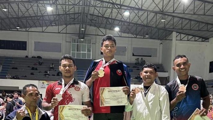 Petugas Lapas Kelas III Wahai, Kevin Josse Korintus Revuallo, meraih medali perak pada ajang Tournament Karate Garuda Yaksa Championship IV Tahun 2025. (Dok istimewa).