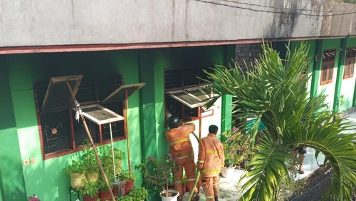 Petugas memadamkan api yang membakar ruang guru di Sekolah MI Fajar Nusantara di Jalan Sirsak, Banjar Tangi, Desa Tegal Badeng Timur, Kecamatan Negara, Kabupaten Jembrana, Jumat (19/9/2025).