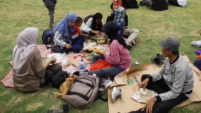 Keluarga termasuk anak-anak menikmati akhir pekan dengan piknik di Taman Monas, Jakarta, Sabtu (20/9/2025). Para pakar menyatakan piknik bersama lebih dari sekadar bersenang-senang, namun memberikan kesempatan bagi anak untuk belajar, berinteraksi, dan mengembangkan diri secara holistik di lingkungan yang berbeda dari rutinitas sehari-hari. Kegiatan ini dapat mempererat ikatan keluarga, menciptakan kenangan indah, serta memberikan dampak positif bagi kesehatan fisik dan mental anak.
