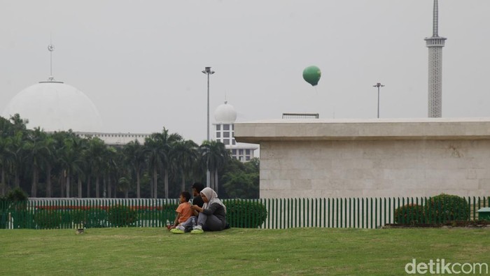 Keluarga termasuk anak-anak menikmati akhir pekan dengan piknik di Taman Monas, Jakarta, Sabtu (20/9/2025). Para pakar menyatakan piknik bersama lebih dari sekadar bersenang-senang, namun memberikan kesempatan bagi anak untuk belajar, berinteraksi, dan mengembangkan diri secara holistik di lingkungan yang berbeda dari rutinitas sehari-hari. Kegiatan ini dapat mempererat ikatan keluarga, menciptakan kenangan indah, serta memberikan dampak positif bagi kesehatan fisik dan mental anak.