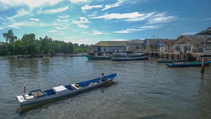 Foto udara perkampungan pelangi di Kecamatan Nambo, Kendari, Sulawesi Tenggara, Sabtu (20/9/2025). Kementerian Perumahan dan Kawasan Permukiman (PKP) memprioritaskan penataan permukiman pesisir yang berjumlah 12.870 desa guna mewujudkan pembangunan 1 juta rumah di pesisir sebagai upaya memperbaiki kualitas hidup masyarakat nelayan sekaligus menjaga kearifan lokal. ANTARA FOTO/Andry Denisah/rwa.
