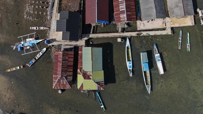 Foto udara perkampungan pelangi di Kecamatan Nambo, Kendari, Sulawesi Tenggara, Sabtu (20/9/2025). Kementerian Perumahan dan Kawasan Permukiman (PKP) memprioritaskan penataan permukiman pesisir yang berjumlah 12.870 desa guna mewujudkan pembangunan 1 juta rumah di pesisir sebagai upaya memperbaiki kualitas hidup masyarakat nelayan sekaligus menjaga kearifan lokal. ANTARA FOTO/Andry Denisah/rwa.