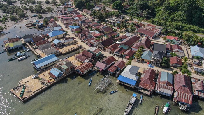 PKP prioritaskan penataan permukiman pesisir Foto udara perkampungan pelangi di Kecamatan Nambo, Kendari, Sulawesi Tenggara, Sabtu (20/9/2025). Kementerian Perumahan dan Kawasan Permukiman (PKP) memprioritaskan penataan permukiman pesisir yang berjumlah 12.870 desa guna mewujudkan pembangunan 1 juta rumah di pesisir sebagai upaya memperbaiki kualitas hidup masyarakat nelayan sekaligus menjaga kearifan lokal. ANTARA FOTO/Andry Denisah/rwa.