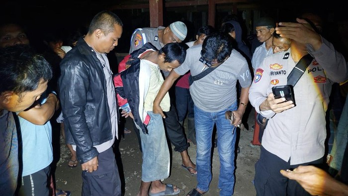 Polisi amankan pria di Polman usai bacok ayah kandungnya saat salat Magrib berjemaah di masjid.