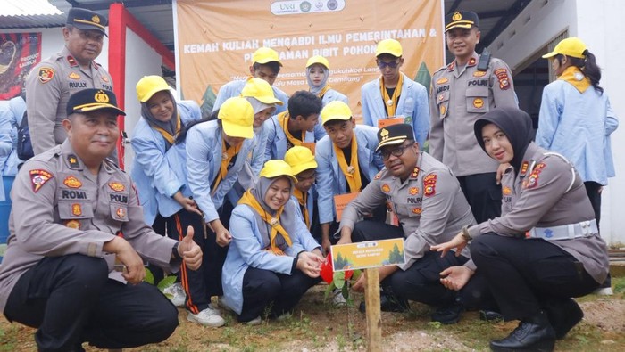 Polisi dan mahasiswa melaksanakan penanaman pohon di Siabu, Kampar.