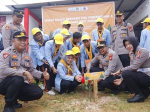 Mahasiswa Agen Green Policing dan Polisi Tanam Pohon di Siabu Camping Ground
