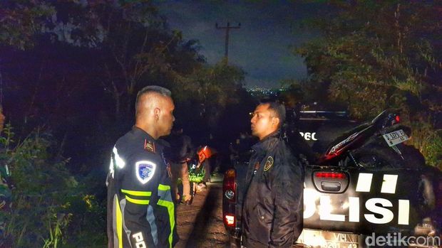 Polisi saat melakukan olah TKP di Tanjakan Benyeng, Kampung Margaluyu, Kelurahan Jelekong, Kecamatan Baleendah, Sabtu (20/9/2025).
