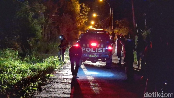 Polisi saat melakukan olah TKP di Tanjakan Benyeng, Kampung Margaluyu, Kelurahan Jelekong, Kecamatan Baleendah, Sabtu (20/9/2025).