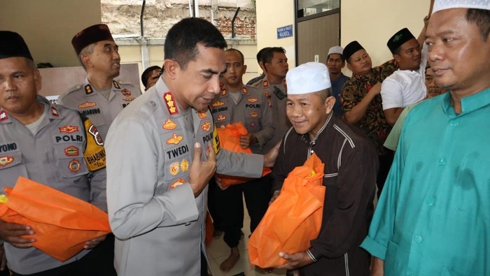Polres Metro Jakarta Barat bersama Kodim 0503 menggelar kegiatan jumat berkah
