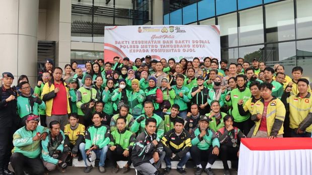 Polres Metro Tangerang Kota menggelar Jumat Peduli dengan komunitas ojol.